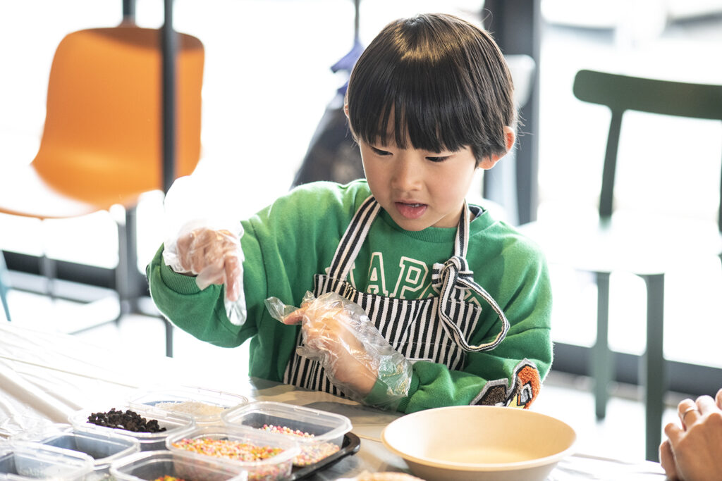 お子様限定！オールドファッションと生ドーナツのチョココーティングワークショップ開催レポート