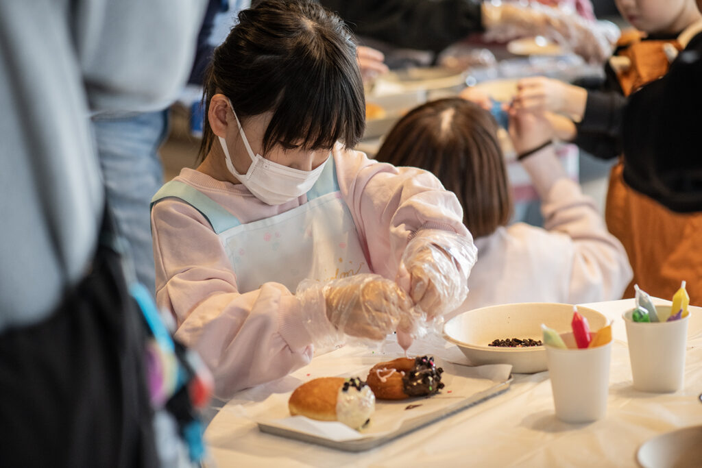 お子様限定！オールドファッションと生ドーナツのチョココーティングワークショップ開催レポート
